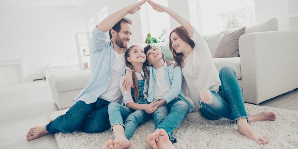 famille-personnage-maison-salon